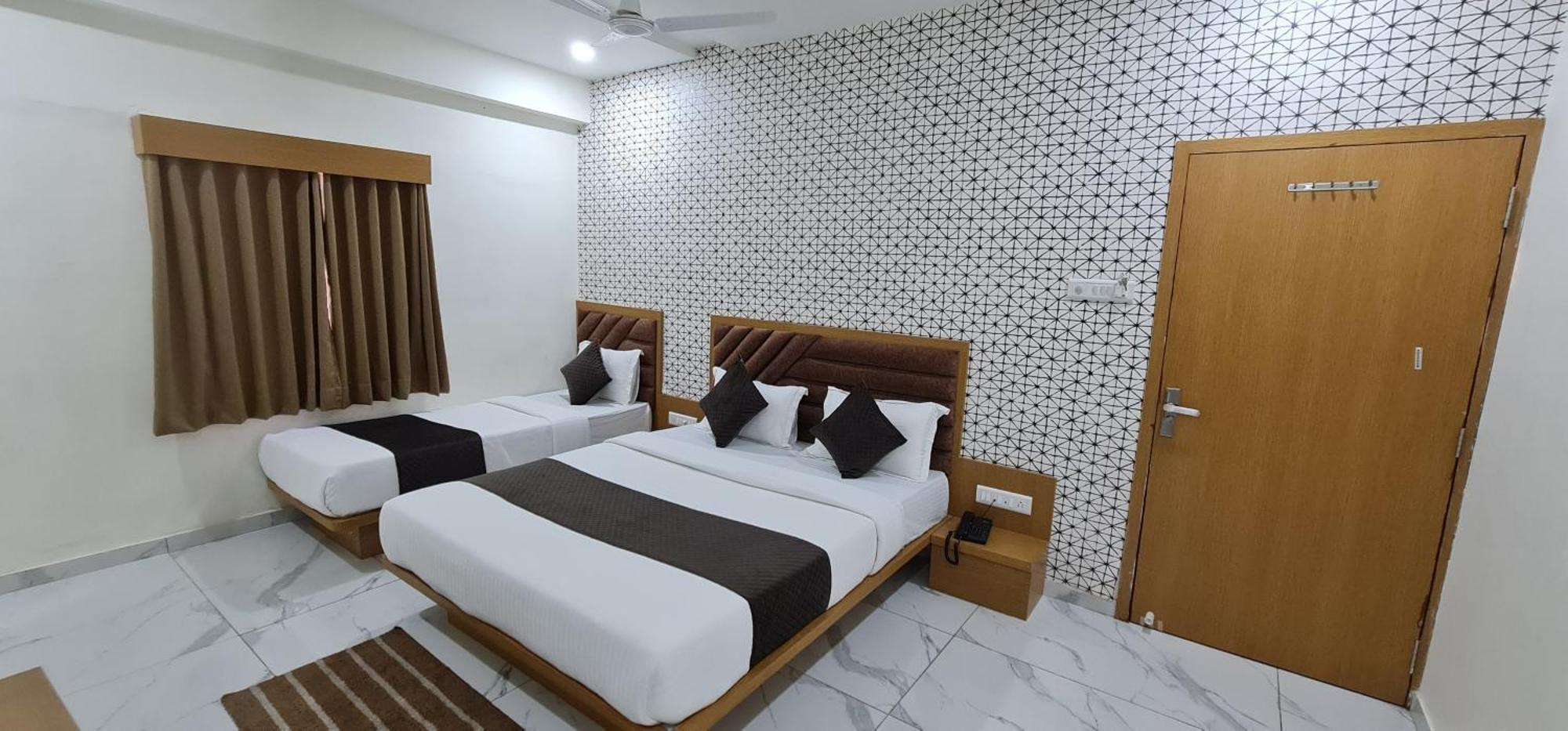 Hotel Vivan Вадодара Экстерьер фото