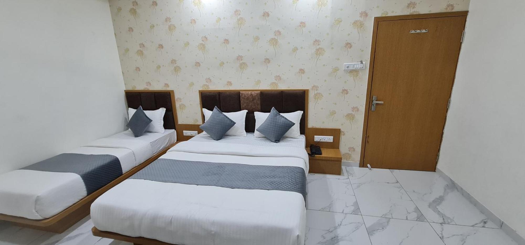 Hotel Vivan Вадодара Экстерьер фото